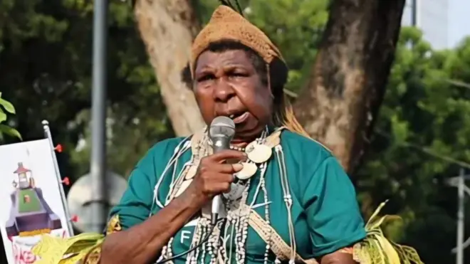 Mama Yasinta dalam salah satu kampanye menolak penyerobotan tanah adat Papua pada 2025.