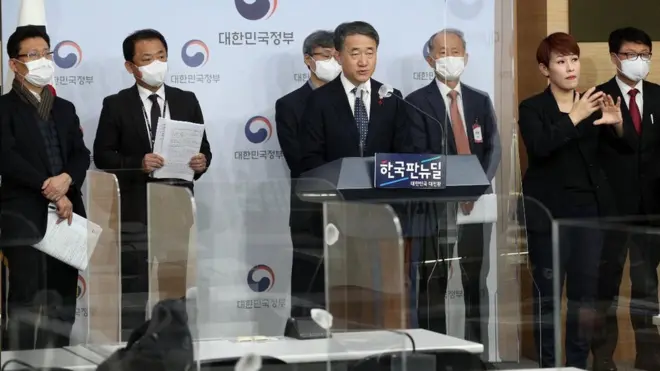 박능후 보건복지부 장관이 8일 오전 서울 종로구 정부서울청사 별관에서 코로나19 백신 도입 계획을 발표하고 있다