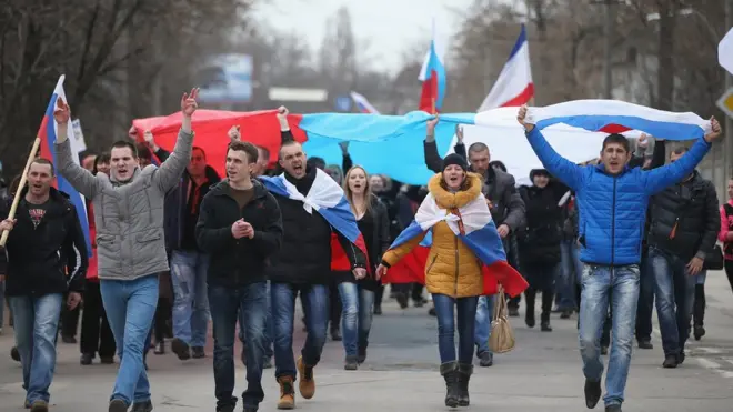 Прихильники Росії на вулицях Сімферополя