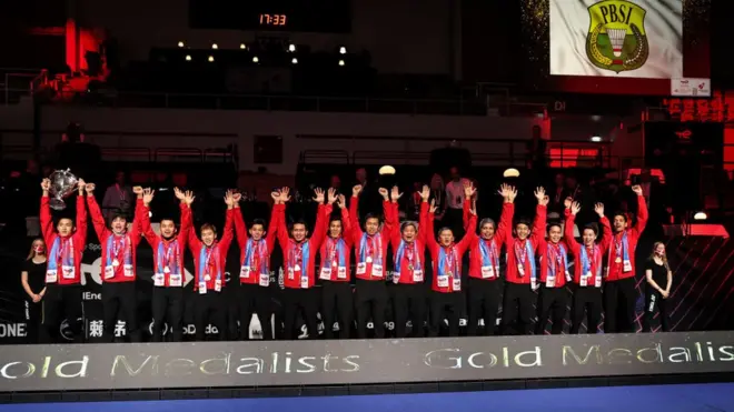 Karena dilarang mengibarkan bendera Merah Putih, tim bulutangkis Indonesia memasang bendera PBSI pada prosesi penyerahan piala Thomas Cup, Minggu (17/10).