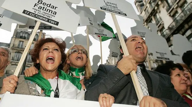 ১৭ই অক্টোবর শান্তিপূর্ণ সমাবেশে পুলিশের হাতে নির্মম গণহত্যায় নিহতদের স্মৃতির প্রতি শ্রদ্ধা জানিয়ে প্যারিসে প্রতিবাদ বিক্ষোভ অনুষ্ঠিত হয় গণহত্যার বার্ষিকীতে- ১৭ই অক্টোবর ২০১১