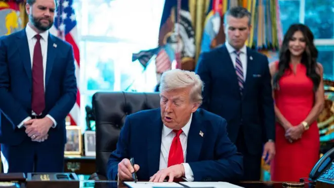 Donald Tramp potpisuje jednu od mnogobrojnih naredbi (arhivska slika)