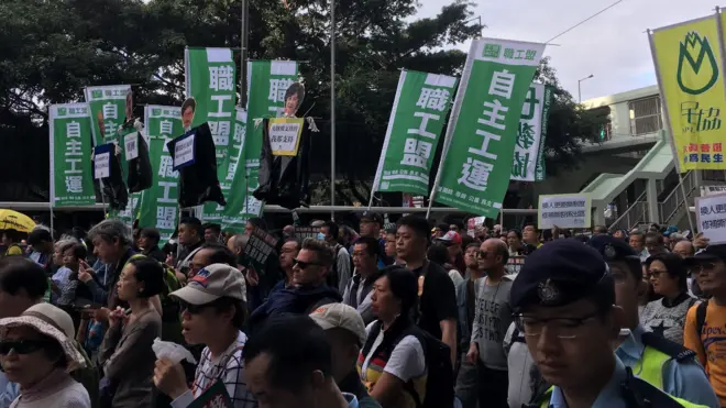 В демонстрации протеста принимают участие около 2000 человек