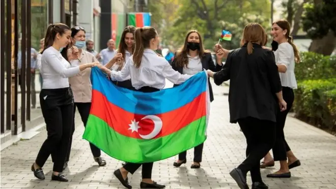 در پی اعلام خبر توافق میان آذربایجان و ارمنستان برای آتش‌بس در منطقه قره‌باغ، مردم در شهرهای مختلف آذربایجان از جمله باکو، پایتخت به خیابان‌ها ریختند و جشن گرفتند