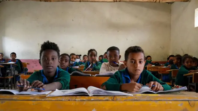 በመቀለ የሚገኘው ኪሮስ ገሰሰ አንደኛ ደረጃ ትምህርት ቤት እየተማሩ ያሉ የሁለተኛ ክፍል ተማሪዎች