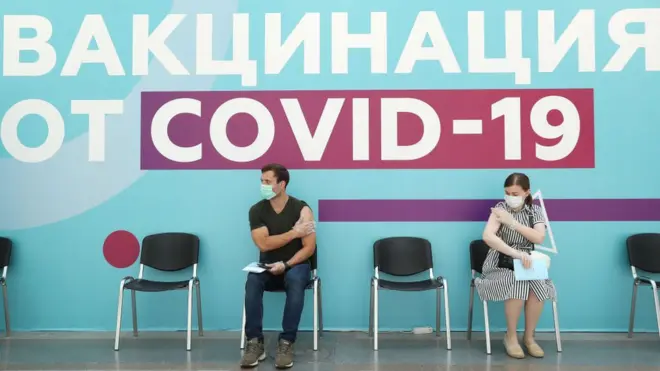 В России в последние недели власти ускоряют вакцинацию населения, для многих она стала обязательной