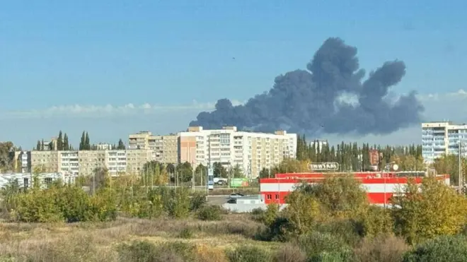 Густий дим від пожежі, що спалахнула після удару по заводу "Газпром Нафтохім Салават" у Башкортостані