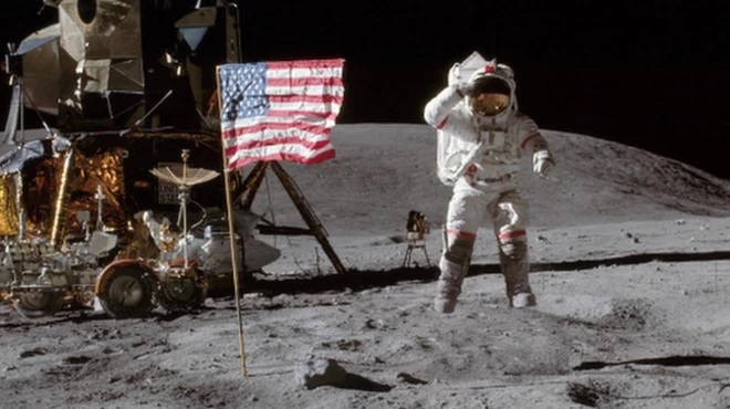 นักบินอวกาศจอห์น ยัง กระโดดลอยตัวพร้อมทำวันทยหัตถ์ไปด้วย ขณะเดินสำรวจดวงจันทร์ภายใต้ภารกิจอะพอลโล 16