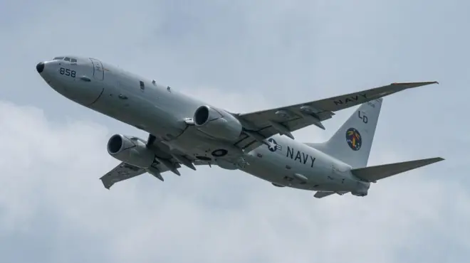 Boeing P-8 Poseidon da marinha americana durante o voo