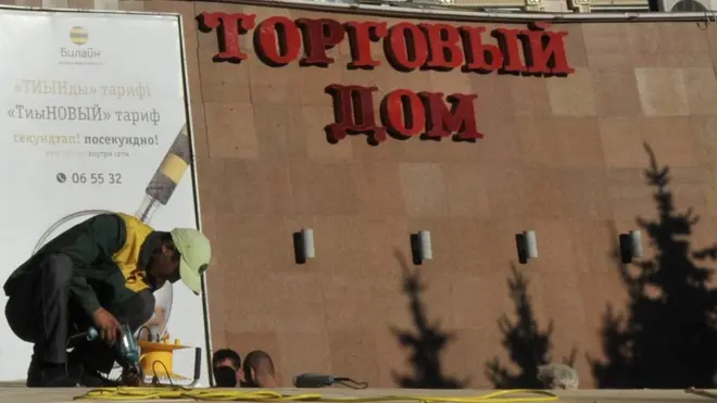 El kazajo se escribe en cirílico.