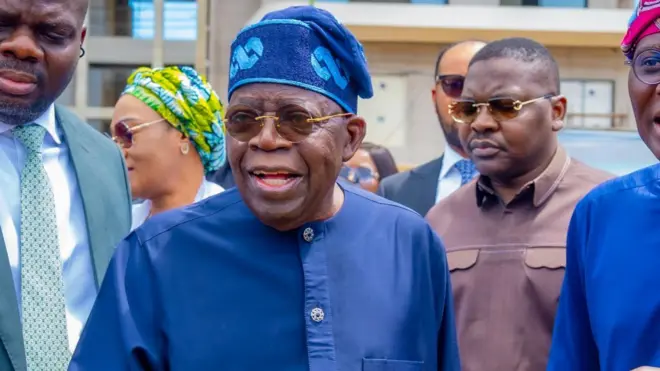 Foto Onyeisiala Bola Tinubu na nwunye bụ Remi Tinubu kwụrụ ya n'azụ