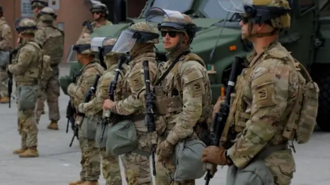 लॉस एंजेलिसमधील आंदोलनादरम्यानची परिस्थिती नियंत्रणात आणण्यासाठी नॅशनल गार्ड्स तैनात करण्यात आले आहेत.