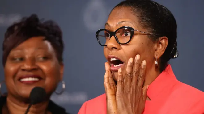 Lo primero que hizo Lyneth Mann-Lewis al ver a su hijo, fue agarrarlo "para ver si era real".