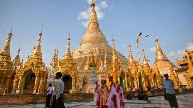 ဒီလို ပိတ်ပင်တဲ့ နေရာမှာလည်း ပြက္ခဒိန်တွေမှာ ဖော်ပြခွင့်ကိုပါ တားမြစ်လိုက်တာဖြစ်ပြီး ဂေါပကအဖွဲ့က ထုတ်ဝေတဲ့ ပြက္ခဒိန်တမျိုးတည်းကပဲ ရွှေတိဂုံပုံတော်ကို ဖော်ပြခွင့်ရှိမှာ ဖြစ်