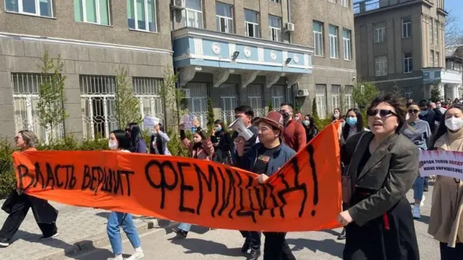 Бишкекте Ички иштер министрлигинин имаратынын алдына жарандык активисттер, шаар тургандары нааразылык акциясына чыгып, жөө жүрүш жасап өкмөт үйүнүн алдына келди. Милицияны шаалаакылык кылды деп сынга алып, министрдин отставкасын талап кылышууда