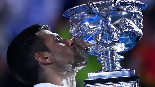 Novak sa trofejom