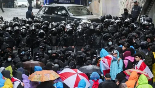 معترضان می گویند قصد دارند به اعتراضات خود ادامه دهند در حالی که نخست وزیر وعده داده لایحه جنجالی با وجود مخالفت گسترده، تصویب خواهد شد