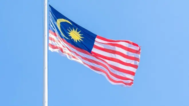 Kecuali bulan dan bintang, bendera Malaysia mirip dengan bendara AS.