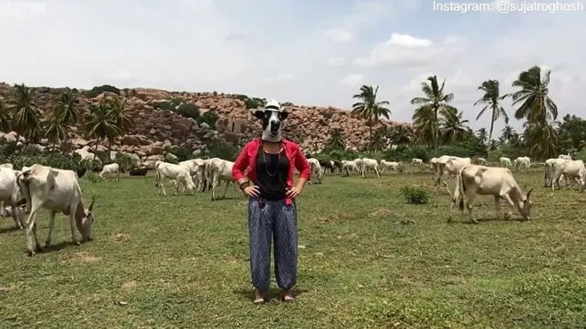 ผู้หญิงสวมหน้ากากวัว