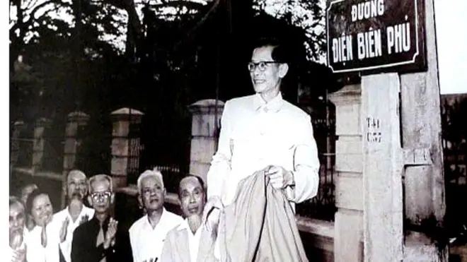 Bác sỹ Trần Duy Hưng, Thị trưởng Hà Nội tại lễ khai trương đường phố mang tên Điện Biên Phủ ở Hà Nội.