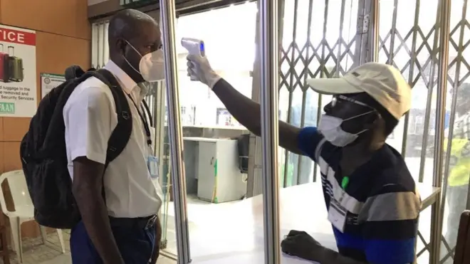 All passengers must do scan to check dia temperature before dem go enta plane