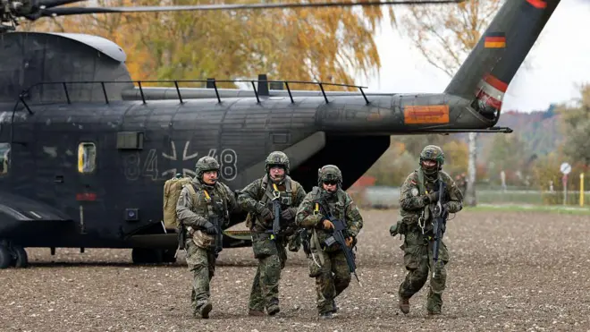 Солдати Бундесверу поруч із гелікоптером під навчань MARSHAL POWER 2025 на півдні Німеччини 28 жовтня 2025 року