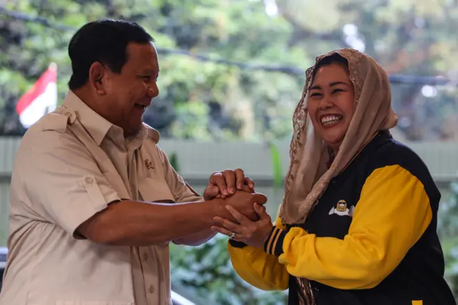 Ketua Umum Partai Gerindra Prabowo Subianto (kiri) bersalaman dengan Putri Presiden ke-4 RI Abdurrahman Wahid atau Gus Dur, Yenny Wahid (kanan) saat pertemuan di Kediaman Prabowo Subianto, Jakarta, Rabu (6/9/2023).