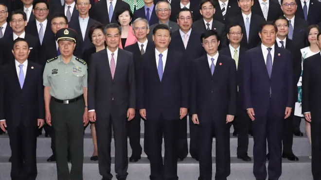 習近平與香港行政、立法、司法機構負責人合照（新華社圖片29/6/2017）