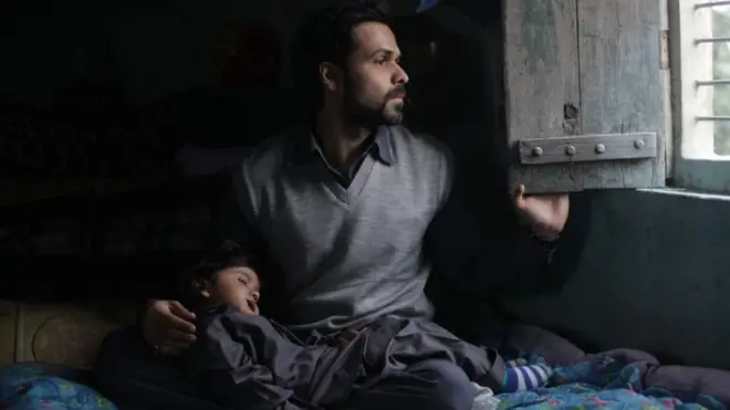 آیان (عمران ھاشمی) جو فلم میں عامر رضا کا کردار ادا کر رہے ہیں جان بچانے کے لیے چھپ کر بیٹھے ہیں