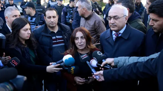 Aysel Tuğluk hakkında, Diyarbakır Cumhuriyet Başsavcılığınca yürütülen bir soruşturma kapsamında gözaltı kararı bulunuyordu