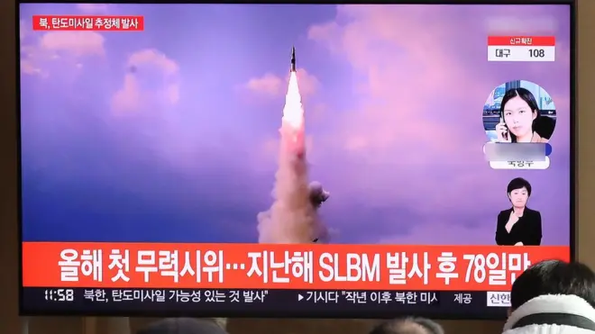 5일 오후 서울역에서 시민들이 북한 미사일 발사 관련 뉴스를 시청하고 있다