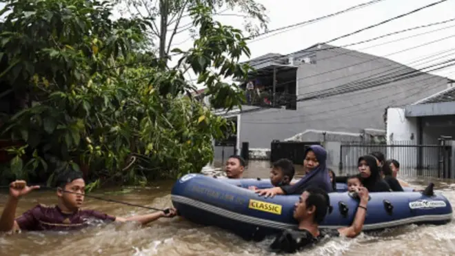 Relawan berusaha mengevakuasi warga yang terjebak banjir dengan menggunakan perahu karet di kawasan Wijaya Timur, Petogogan, Jakarta, Sabtu (20/2/2021). Banjir yang terjadi akibat curah hujan tinggi serta drainase yang buruk membuat kawasan Petogogan banjir setinggi 1,5 meter.
