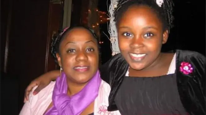 Thalya (derecha) necesitó un trasplante de riñón a los 13 años.