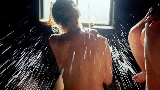 사우나를 즐기는 여성의 뒷모습