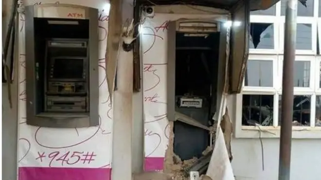 Aworan banki b ti ole ja ATM