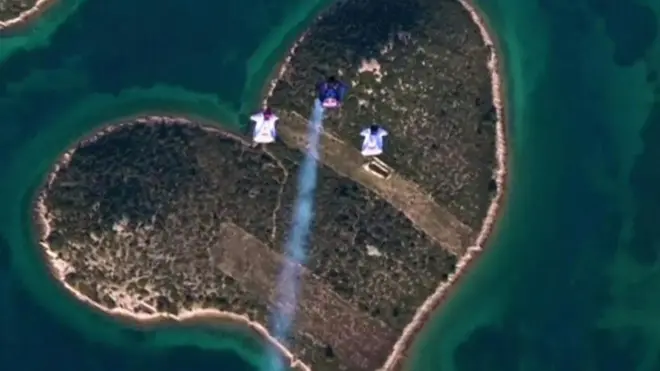 کروئیشیا میں تین سکائی ڈائیور نے ویلنٹائن ڈے کی مناسبت سے ملک کے وسطی علاقے میں واقع دل کی شکل کے جزیرے پر چھلانگ لگائی۔