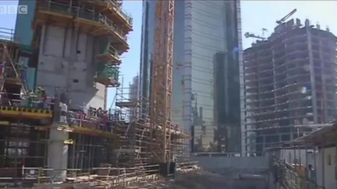 قطر پر کډوالو ولاړ هېواد دی. دلته د سړي کس عايد د نورو هېوادونو پرتله ډېر دی. په دې هېواد کې د کاري ځواک ۹۰ سلنه بهرنيان دي دوی د قطر له اوسني حالته وېره لري.