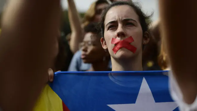 Студентка с заклеенным ртом на демонстрации в поддержку независимости Каталонии.