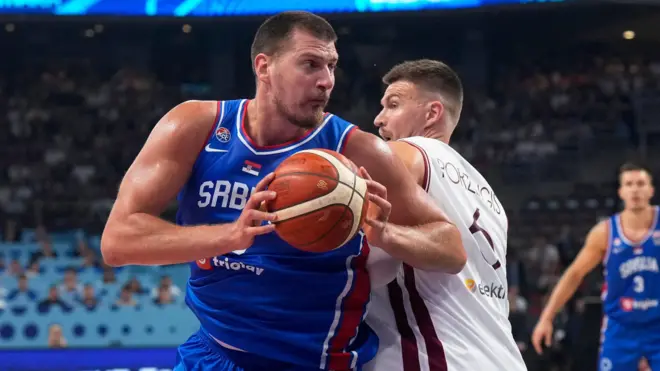 Nikola Jokić u duelu sa Kristapsom Porzingisom