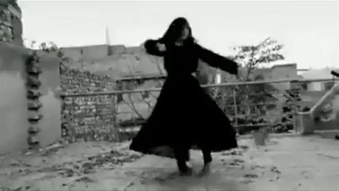 انتشر مقطع فيديو لناشطة أفغانية مدافعة عن حقوق المرأة في كابل وهي ترقص على أنغام أغنية إيرانية قديمة، تضامنا مع النساء الإيرانيات والمظاهرات التي خرجت تنديدا بوفاة مهسا أميني.