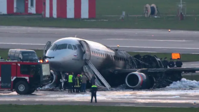 Во время посадки у самолета подломились стойки шасси