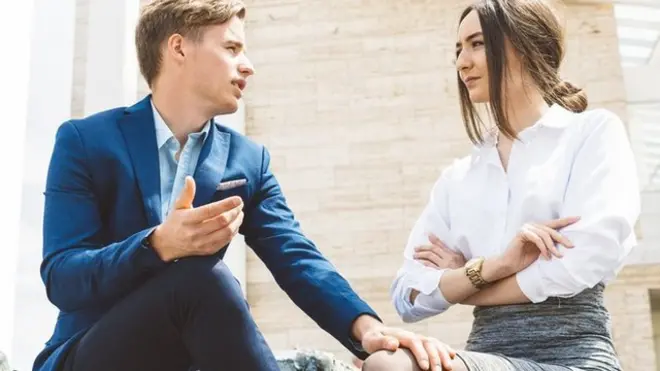 Un hombre le toca la rodilla a una mujer y esta no se siente cómoda con eso.