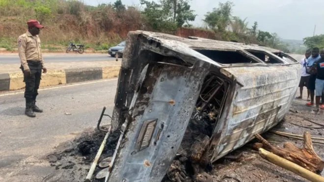 Ẹṣọ ajọ FRSC duro lẹgbẹẹ ọkọ bọọsi to jona raurau