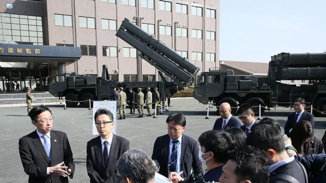 日本防卫省3月17日在九州熊本市的陆上自卫队健军驻地展示新式导弹。