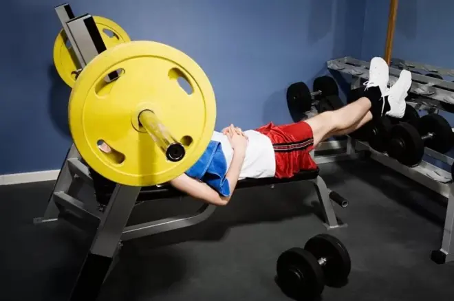 Un homme dans une salle de sport.