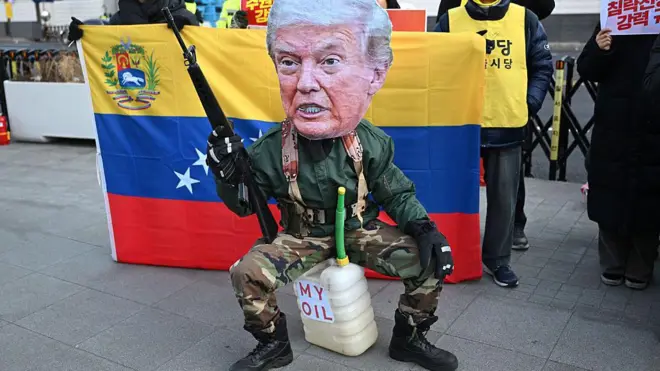 Seorang demonstran menentang aksi AS menangkap Presiden Venezuela