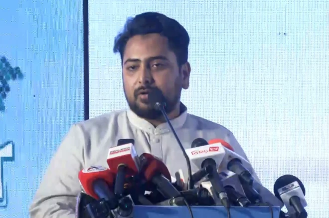 এনসিপি'র ৩৬ দফা নির্বাচনী ইশতেহারের ঘোষণা দিচ্ছেন দলের আহ্বায়ক নাহিদ ইসলাম 