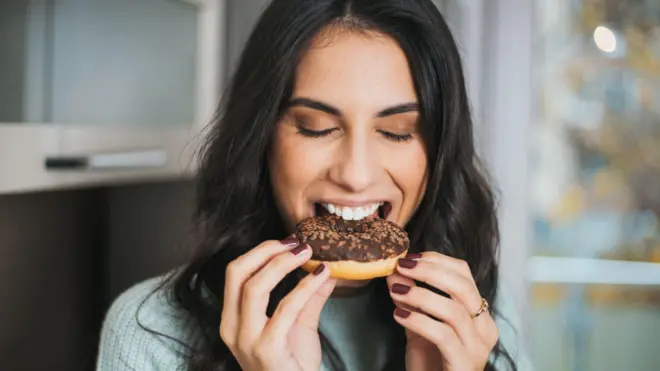 یوه ښځه خواږه خوري