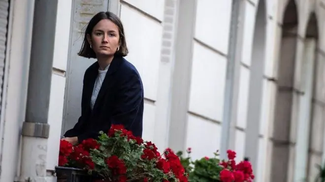 Женщина выходит из дома