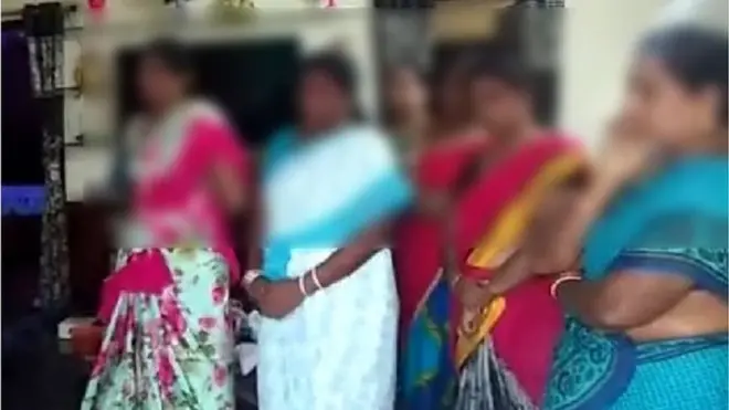 పేకాట ఆడుతూ దొరికన మహిళలు